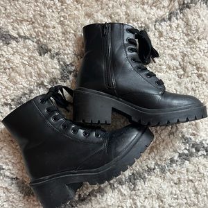 Universal thread combat boots